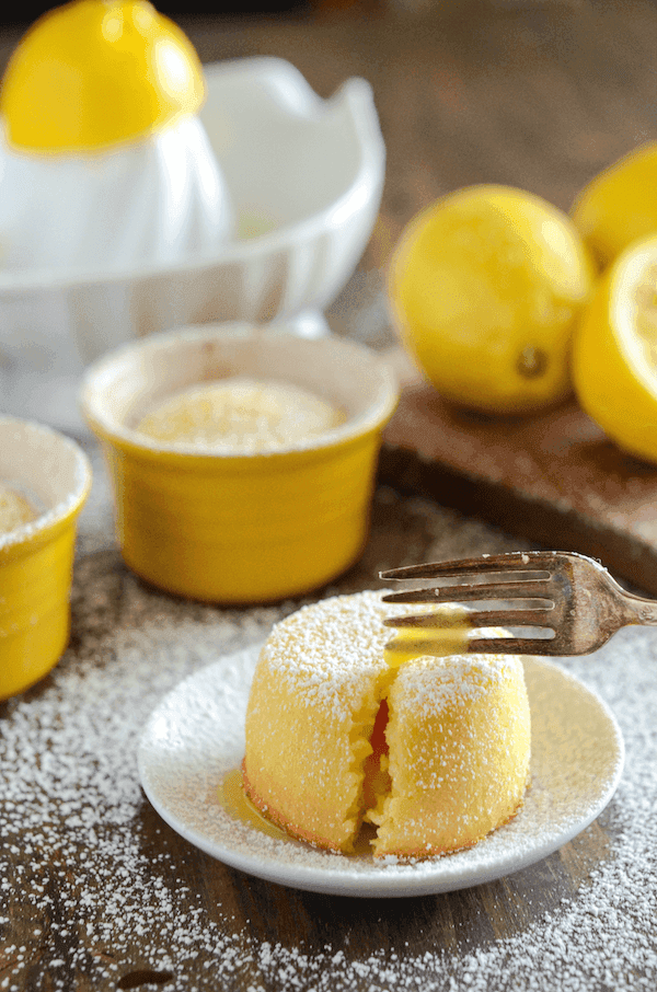 รูปภาพ:https://thenovicechefblog.com/wp-content/uploads/2016/03/Lemon-Lava-Cake-7-sm.png