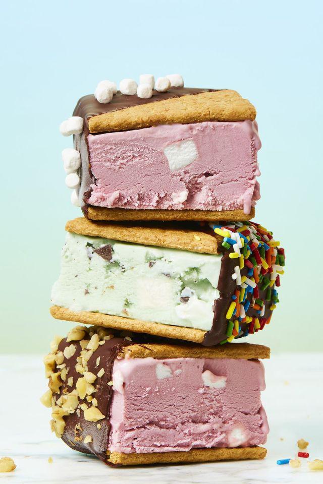 รูปภาพ:https://hips.hearstapps.com/hmg-prod.s3.amazonaws.com/images/no-bake-summer-desserts-ice-cream-smores-1529951345.jpg?crop=1xw:1xh;center,top&resize=980:*