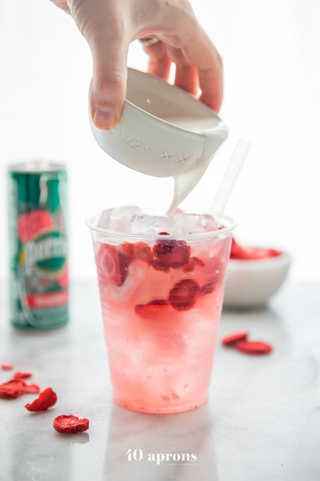 รูปภาพ:https://40aprons.com/wp-content/uploads/2018/04/healthy-pink-drink-strawberry-refresher-whole30-3.jpg