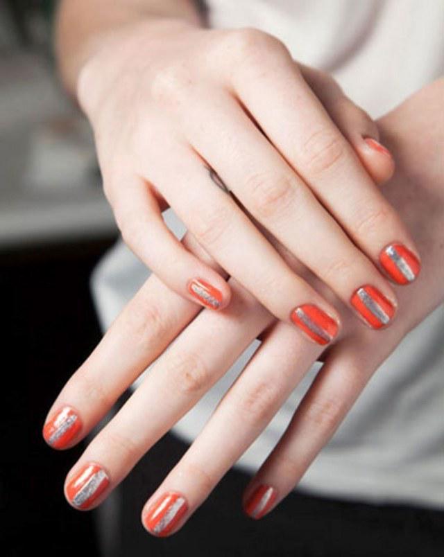รูปภาพ:https://media.glamour.com/photos/5695795b8fa134644ec21af6/master/h_1025,c_limit/beauty-2013-03-19-April-Month-In-Nails-orange-silver-stripe-main.jpg