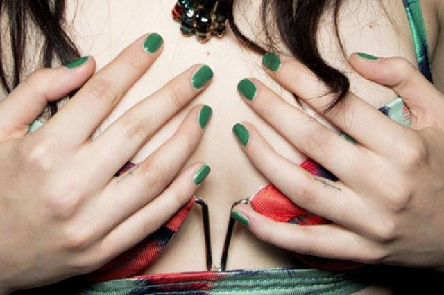 รูปภาพ:https://media.glamour.com/photos/56957955085ae0a85036b654/master/w_1250,c_limit/beauty-2013-03-04-April-Month-In-Nails-Green-Polish-main.jpg
