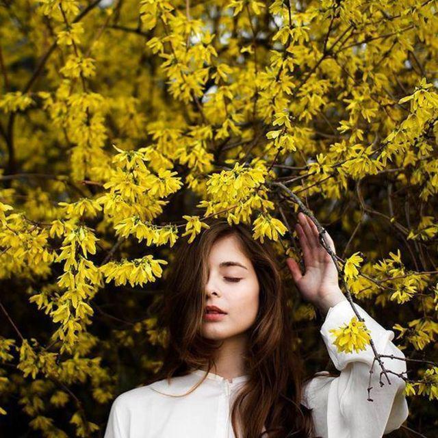 ภาพประกอบบทความ เพิ่มมุมสวยให้การถ่ายภาพ! กับ 'ไอเดียโพสท่ากับต้นไม้/ดอกไม้' สวย เก๋ มีอินเนอร์ 