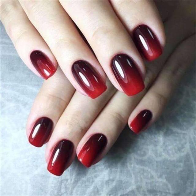 รูปภาพ:https://thecuddl.com/images/2018/04/44-elegant-red-acrylic-nail-design-thecuddl.jpg