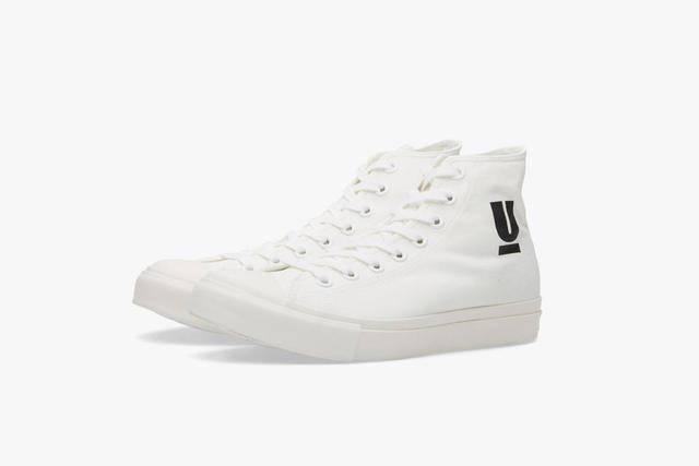 รูปภาพ:https://static.whatdropsnow.com/product_images/images/000/017/566/large/undercover-logo-sneaker-white-white-black.jpg