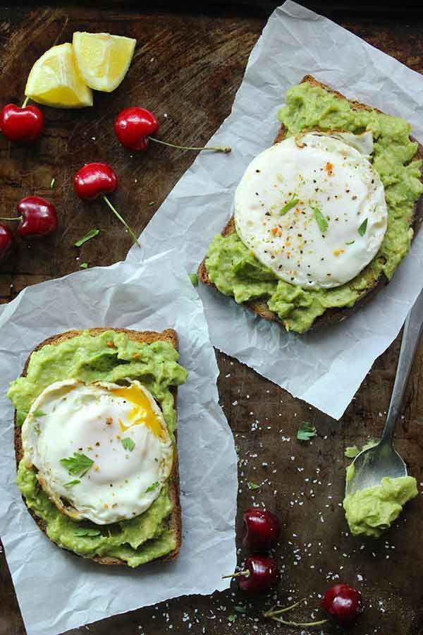 รูปภาพ:https://hips.hearstapps.com/hmg-prod.s3.amazonaws.com/images/quick-healthy-breakfasts-fried-egg-avocado-toast-1530297479.jpg?crop=1xw:1xh;center,top&resize=980:*