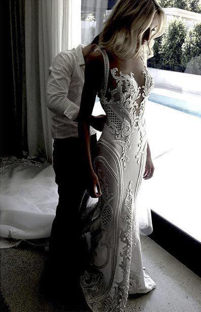รูปภาพ:https://stayglam.com/wp-content/uploads/2015/01/Sexy-Plunging-Neckline-Wedding-Dress.jpg