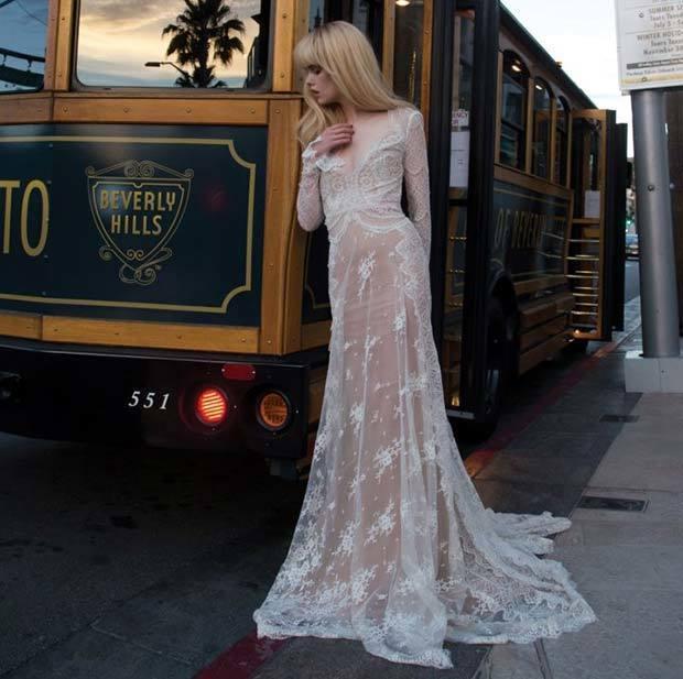 รูปภาพ:https://stayglam.com/wp-content/uploads/2015/01/Lace-Long-Sleeve-Plunging-Wedding-Dress.jpg