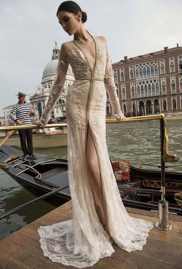 รูปภาพ:https://stayglam.com/wp-content/uploads/2015/01/Long-Sleeve-Plunging-Slit-Wedding-Dress.jpg