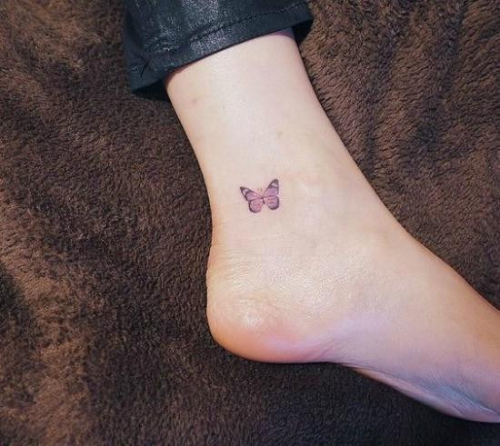 รูปภาพ:https://www.beautyepic.com/wp-content/uploads/2017/04/Small-Butterfly-Tattoo-on-Inner-Ankle.jpg