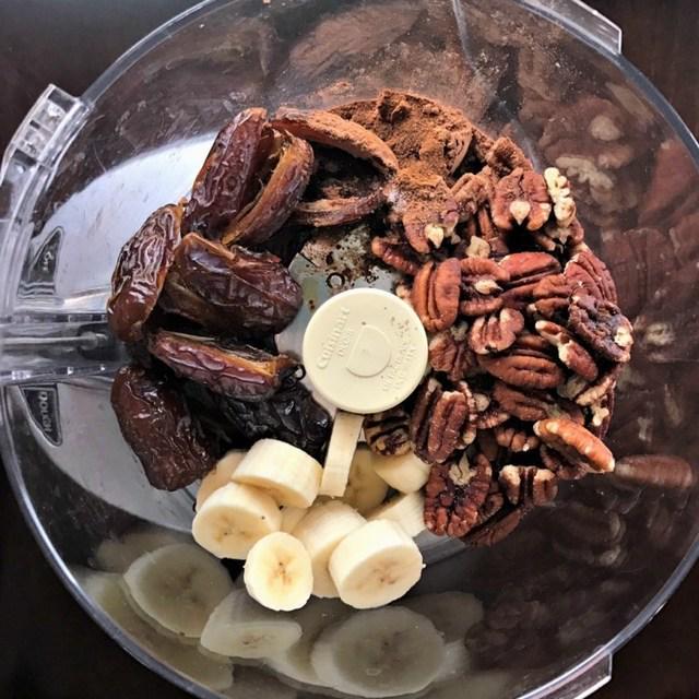 รูปภาพ:https://i1.wp.com/www.yourchoicenutrition.com/wp-content/uploads/2016/10/Chocolate-Banana-Nut-Energy-Bites-4.jpg?resize=768%2C768&ssl=1