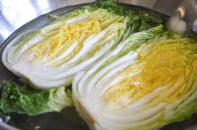 รูปภาพ:https://kimchimari.com/wp-content/uploads/2016/04/brining-cabbage-for-easy-kimchi-1024x678.jpg