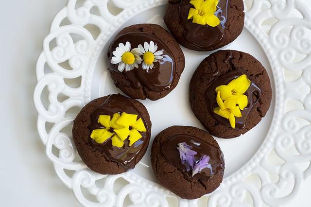 รูปภาพ:http://katerinaskouzina.com/wp-content/uploads/2018/06/Vegan-chocolate-cookies-with-edible-flowers.jpg