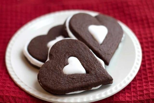 รูปภาพ:https://www.errenskitchen.com/wp-content/uploads/2015/01/Chocolate-Marshmallow-Linzer-Cookies-10-of-1-e1512131697409.jpg
