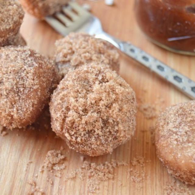 ภาพประกอบบทความ Apple Butter Donut Muffins สูตรมัฟฟินโดนัทเนยแอปเปิ้ลชิ้นจิ๋ว อร่อยเข้ม เต็มปากเต็มคำ