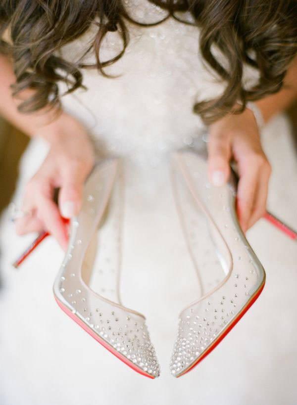 รูปภาพ:http://www.theweddingscoop.com/images/BridalShoesSpotlightPart1/02_01.jpg