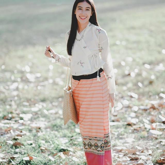 ภาพประกอบบทความ ไปวัดสวยๆ กับ 20 ไอเดียแฟชั่น 'นุ่งผ้าถุง' สวยหวาน เรียบร้อย จากไอจีเหล่าดาราไทย!