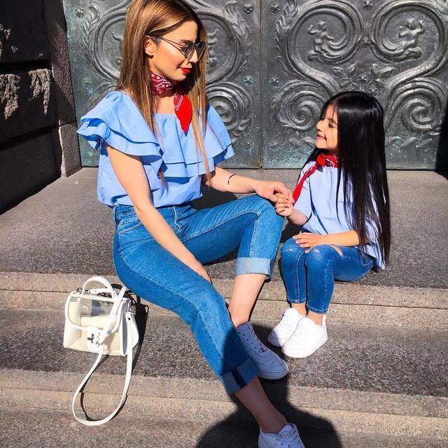 ภาพประกอบบทความ 🎀 Mom and Daughter Outfits!! รวมแฟชั่นสุดชิค 'สไตล์คู่หูแม่ลูก' จาก IG : aysegulozcaan 🎀