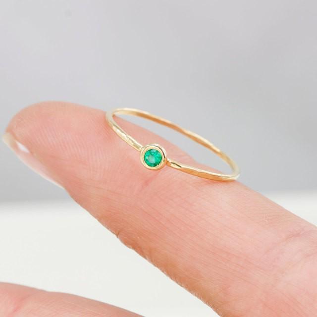 รูปภาพ:http://www.bluemaize.net/im/rings/stackable-emerald-ring-5.jpg