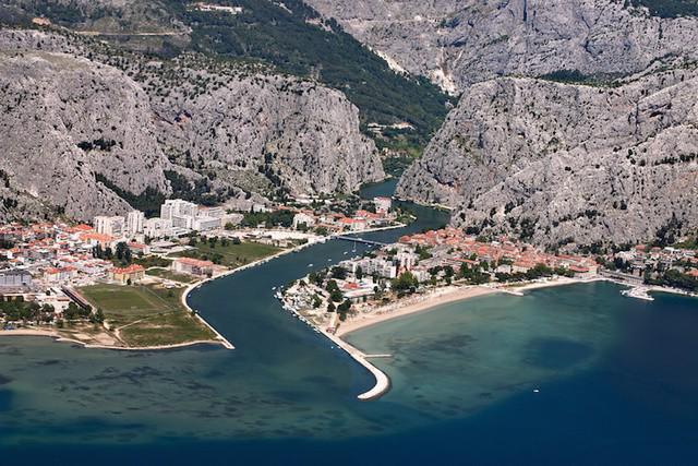รูปภาพ:http://cdn.touropia.com/gfx/d/best-beaches-in-croatia/omis_beach.jpg?v=1