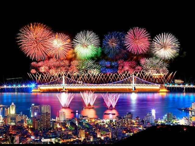 รูปภาพ:https://melanatedbutterfly.com/wp-content/uploads/2017/11/Busan_Fireworks_Festival.jpg