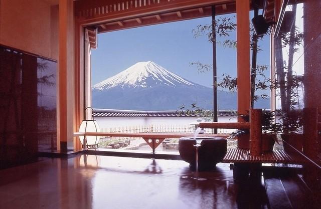 รูปภาพ:http://cdn.touropia.com/gfx/d/amazing-hotels-in-japan/Fujikawaguchiko_Onsen_Konanso.jpg?v=1