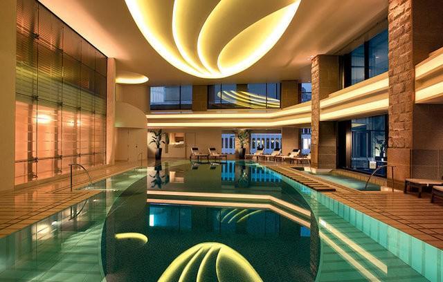รูปภาพ:http://cdn.touropia.com/gfx/d/amazing-hotels-in-japan/The_Peninsula_Tokyo.jpg?v=1