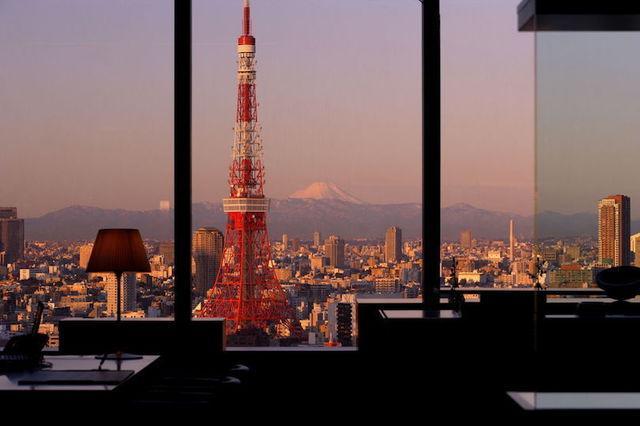 รูปภาพ:http://cdn.touropia.com/gfx/d/amazing-hotels-in-japan/Park_Hotel_Tokyo.jpg?v=1