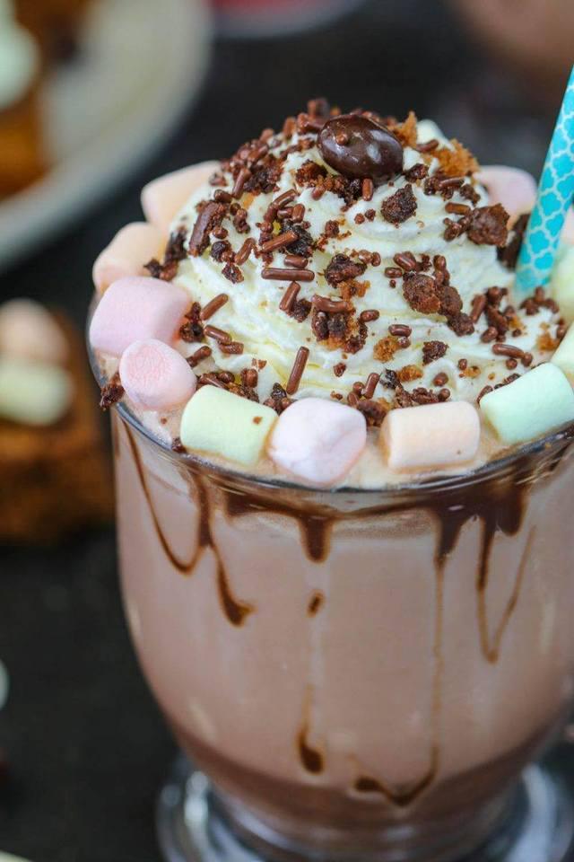รูปภาพ:https://www.ruchiskitchen.com/wp-content/uploads/2018/08/Brownie-frozen-hot-chocolate-drink-7-768x1152.jpg
