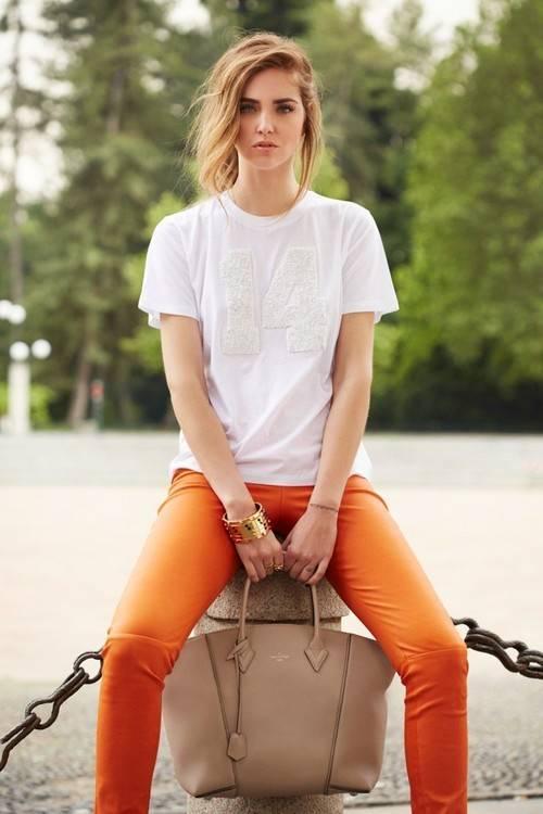 รูปภาพ:https://cdn.lookastic.com/looks/white-crew-neck-t-shirt-orange-skinny-pants-beige-tote-bag-gold-bracelet-original-2770.jpg