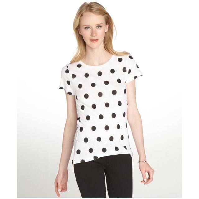รูปภาพ:http://www.yesfashionblog.com/wp-content/uploads/2014/05/29/5/1111-French-Connection-women-s-white-and-black-cotton-jersey-Sonny-Spot-short-sleeve-t-shirt-1.jpg