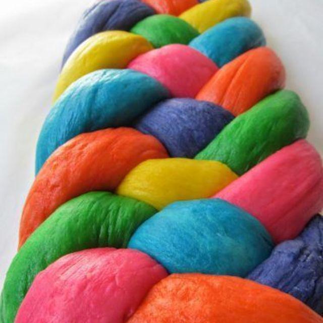 ภาพประกอบบทความ ที่สุดแห่งความน่าหม่ำ ไอเดีย Rainbow Bread จัดเต็มเรื่องสี ให้น่าทานหมดทั้งชิ้น !!