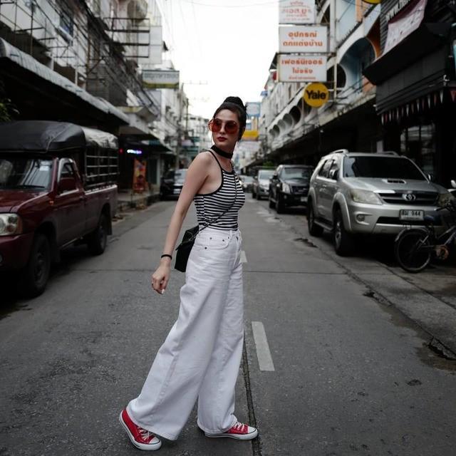 ตัวอย่าง ภาพหน้าปก:สวยเท่ มีสไตล์! ส่อง 20 ไอเดียมิกซ์แอนด์แมทช์ "กางเกงขาบานเอวสูงสีขาว" ของเหล่าดารา-ไอดอลไทย!