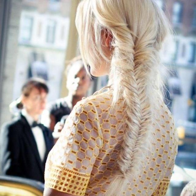 ภาพประกอบบทความ ชวนมาสวยเก๋ กับ 20 ไอเดีย 'ผมเปีย' สไตล์ Fishtail Braid ถักง่ายๆ ให้ดูมีระดับ 