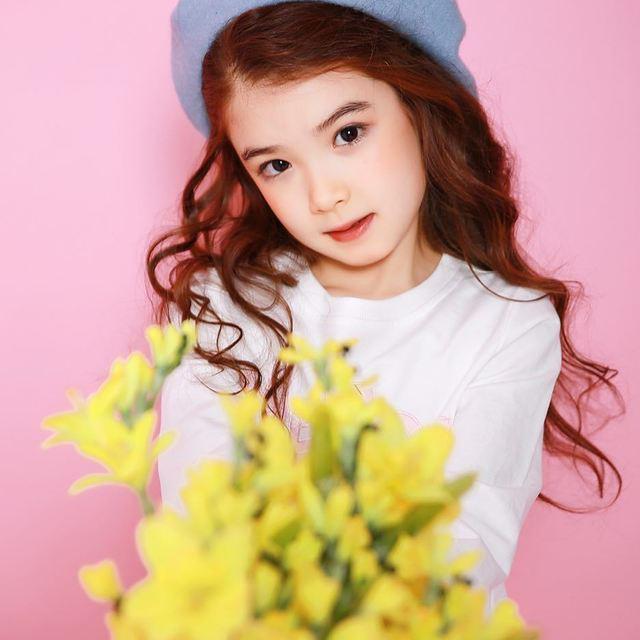 ภาพประกอบบทความ น่ารัก สดใส! ส่องความคิ้วท์ ของนางแบบตัวน้อย "Lauren Lunde" สาวน้อยลูกครึ่งเกาหลี-แคนาดา!