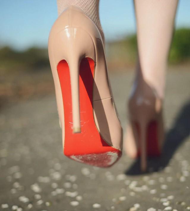 รูปภาพ:http://www.shoeperwoman.com/wp-content/uploads/2014/01/walking-in-Louboutins.jpg