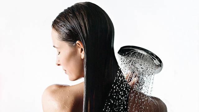 รูปภาพ:http://www.sadecor.co.za/wordpress/wp-content/uploads/2013/05/hansgrohe-showers-raindance-select-handshower-woman-back-guerand_1154x650_rdax_730x411.jpg