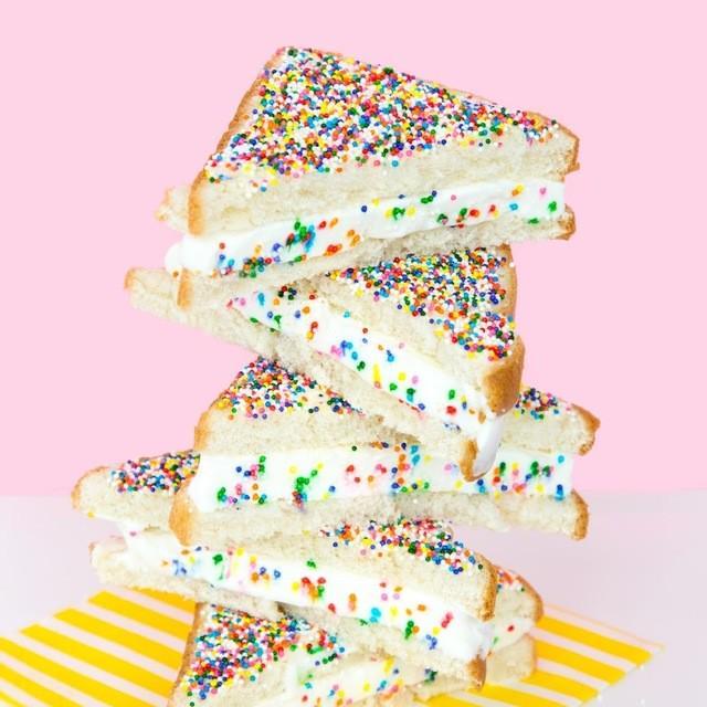 ภาพประกอบบทความ แจกสูตร "ไอศกรีมแซนด์วิชแฟร์รี่" อร่อยเพลินๆ สไตล์ภูติน้อยสีรุ้งสุดมุ้งมิ้ง 😋🍦