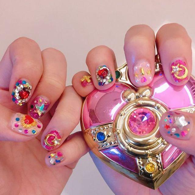 ภาพประกอบบทความ อลังการงานฟรุ้งฟริ้ง ! รวมไอเดียเพ้นท์เล็บ 'Kawaii Nails' เล่นใหญ่ แน่นๆ จุใจ เต็มไปด้วยอัญมณี