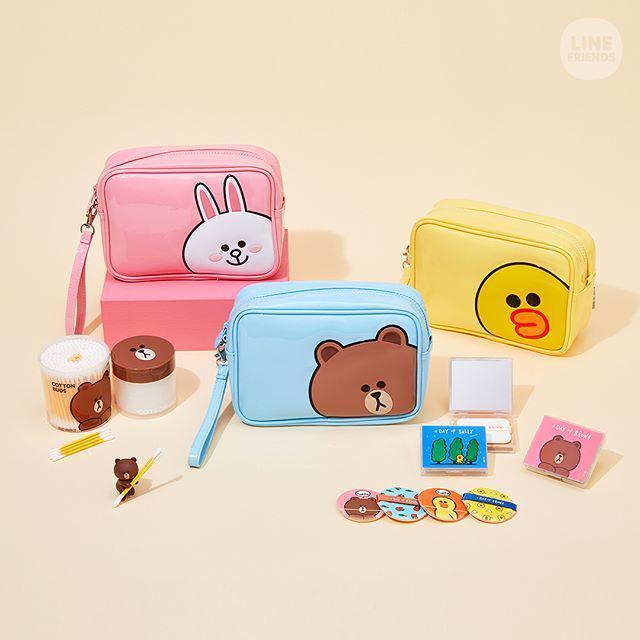 ภาพประกอบบทความ กระเป๋าเครื่องสำอางทรงหมอนน่ารักๆ 'Beauty Tools' จาก Line Friends ออกใหม่ แถมได้ใจสุดๆ 