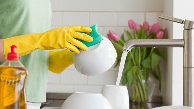 รูปภาพ:https://images.reference.com/reference-production-images/question/aq/700px-394px/good-idea-wear-rubber-gloves-washing-dishes_bb9769967f13ece5.jpg