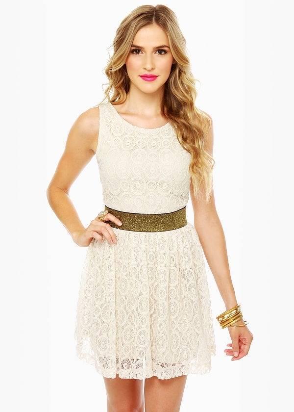 รูปภาพ:http://theknottybride.com/wp-content/uploads/2012/07/Wheel-of-Fashion-Cream-Lace-Dress-1.jpeg