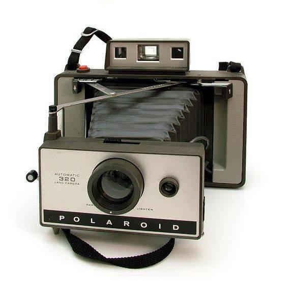รูปภาพ:https://upload.wikimedia.org/wikipedia/commons/thumb/5/53/Polaroid_Land_Camera_320.jpg/574px-Polaroid_Land_Camera_320.jpg