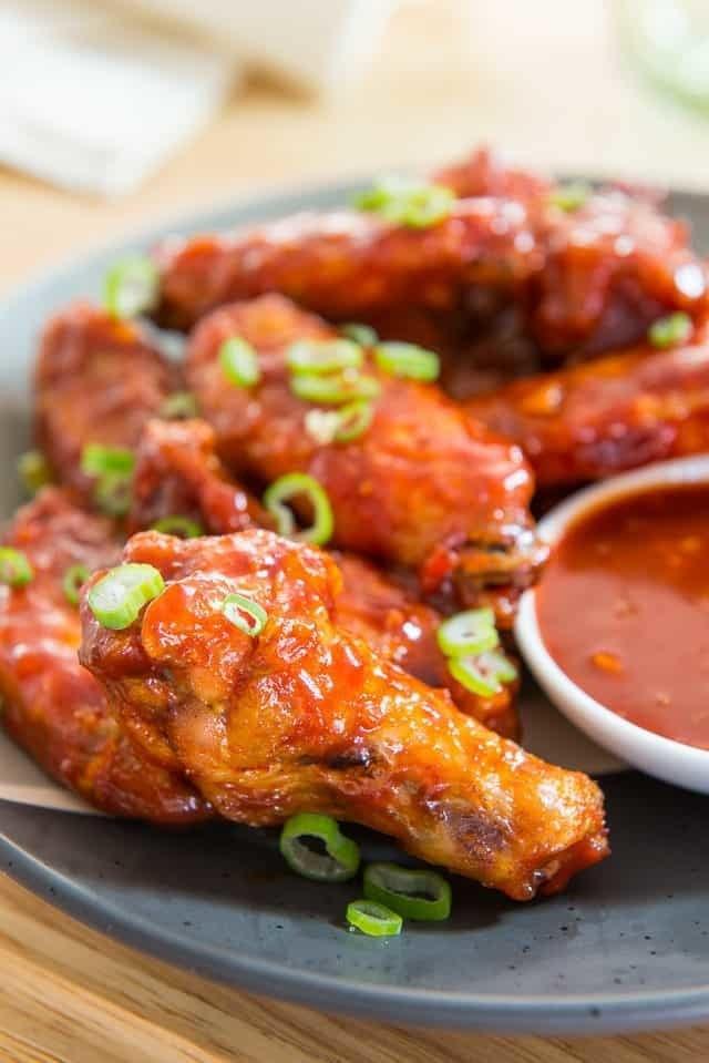 รูปภาพ:https://www.fifteenspatulas.com/wp-content/uploads/2018/04/Korean-Chicken-Wings-Fifteen-Spatulas-10-640x959.jpg