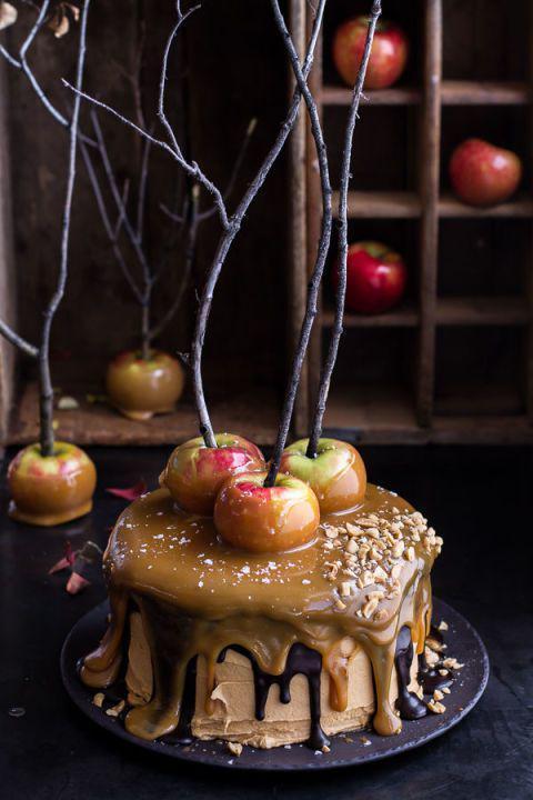 รูปภาพ:https://hips.hearstapps.com/ghk.h-cdn.co/assets/15/41/gallery-1440080390-salted-caramel-apple-snickers-cake-1.jpg?crop=1.0xw:1xh;center,top&resize=980:*