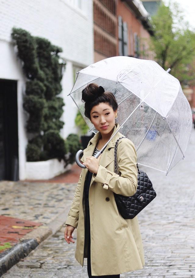 รูปภาพ:https://i1.wp.com/cooattire.com/wp-content/uploads/2018/07/Stylist-Outfits-Ideas-to-Wear-on-Rainy-Day-22.jpg?fit=2730%2C3881