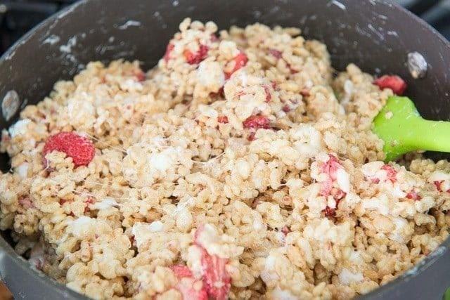 รูปภาพ:https://www.fifteenspatulas.com/wp-content/uploads/2017/04/Strawberry-White-Chocolate-Rice-Krispie-Treats-Fifteen-Spatulas-6-640x427.jpg