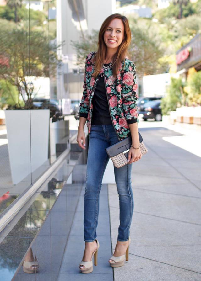 รูปภาพ:http://www.sydnestyle.com/wp-content/uploads/2013/08/Sydne-Style-Lovers-and-Friends-floral-moto-jacket-leather-top-jeans-Hudson-perforated-leather-bag.jpg