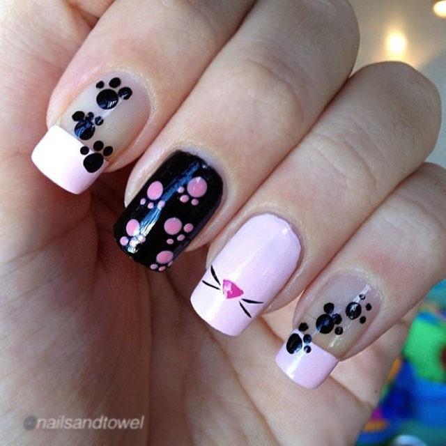 รูปภาพ:https://naildesignsjournal.com/wp-content/uploads/2018/10/cat-nails-black-pink.jpg