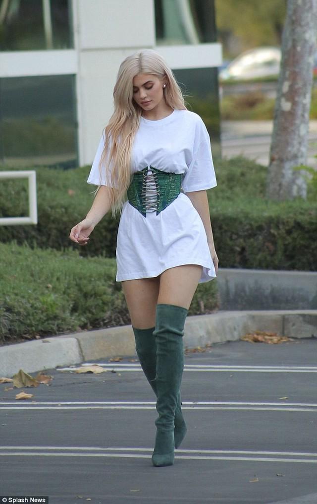 รูปภาพ:https://lucky-bella.com/wp-content/uploads/2017/03/Hot-Kylie-Jenner-Fashion-Style-2017-22.jpg
