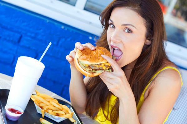 รูปภาพ:http://cdn.sheknows.com/articles/2013/08/woman-eating-fast-food-burger.jpg